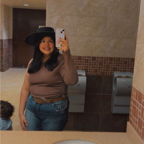 Meet your Posher, Arely - Picture 1 of 1